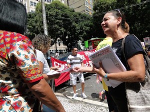 Diretora Heládia Carvalho no ato contra o PL4330