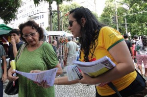 Diretora Tatiana Oliveira durante a manifestação na praça da república