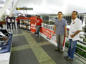 Parte-dos-dirigentes-sindicais-presentes-no-ato-realizado-no-aeroporto