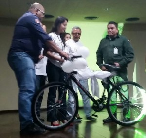 Sergio Trindade entrega bicicleta em sorteio da SIPAT