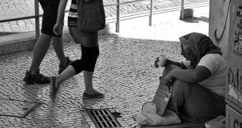 Contra a democracia, a exclusão social que o capital exige