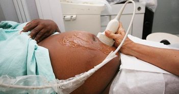 Racismo estrutural leva à maior mortalidade materna entre mulheres negras, aponta pesquisadora