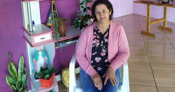 Justiça reconhece câncer provocado por agrotóxico e INSS aposenta agricultora: “Quase me matou”