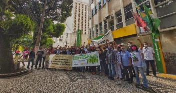 Quadro de Apoio retarda início de jornada em protesto contra demissões