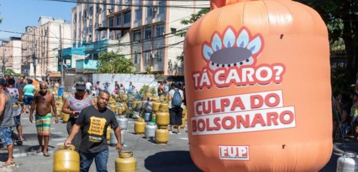 Botijão de gás poderia custar R$ 60, diz engenheiro da Petrobras