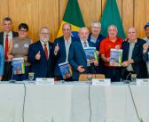 CUT e demais centrais entregam ao Presidente Lula a pauta da classe trabalhadora