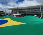 Manifestantes se reúnem no Planalto para lembrar 8 de Janeiro e celebrar veto ao PL da Dosimetria
