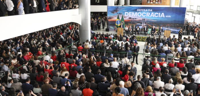 Em ato em defesa da democracia, Lula veta PL que diminui penas de golpistas do 8/1