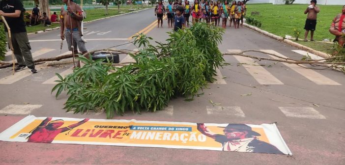 Mulheres indígenas bloqueiam acesso ao aeroporto de Altamira (PA) contra projeto de mineração da Belo Sun: ‘Ninguém está nos ouvindo’