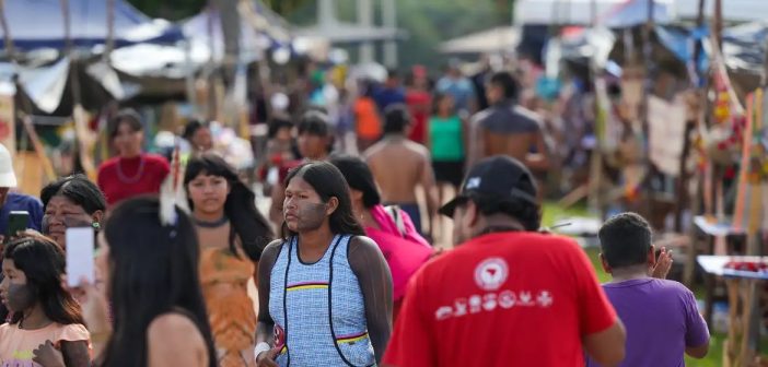 Desmatamento e mineração preocupam povos indígenas reunidos no Acampamento Terra Livre