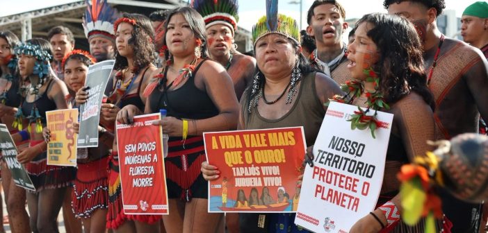 Povos indígenas marcham em Brasília para exigir demarcação de terras ao governo brasileiro