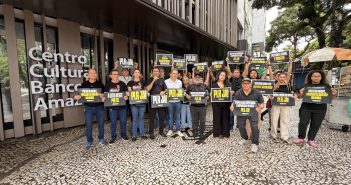 BASA: de preto e sob chuva, categoria cobra pagamento imediato da PLR