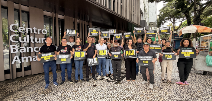BASA: de preto e sob chuva, categoria cobra pagamento imediato da PLR