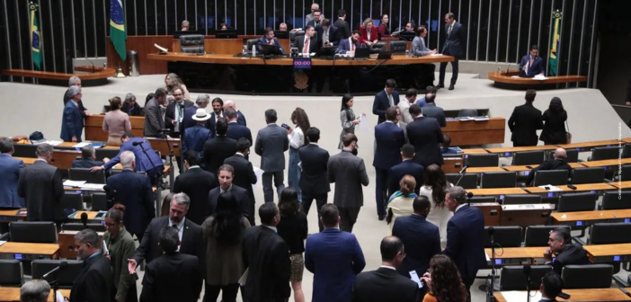 Oposição na Câmara se mobiliza para derrubar decreto de combate à violência digital contra mulheres