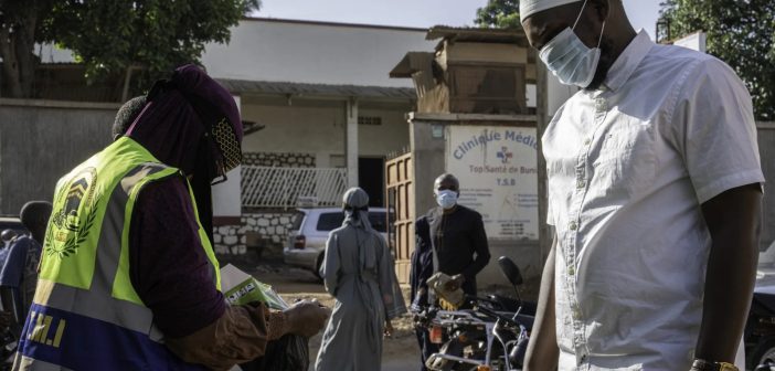 Fatores culturais e falhas na estrutura local dificultam controle do Ebola na África, explica médica