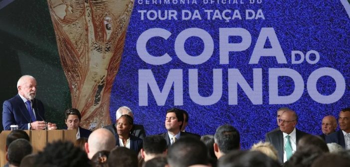 Lula sanciona lei da Copa do Mundo Feminina e reconhece pioneiras